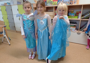 Martynka, Zuzia i Klara przebrane za księżniczki